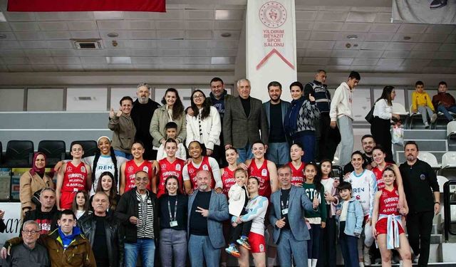 Manisa'nın tek kadın basketbol takımı zirve takibini sürdürüyor