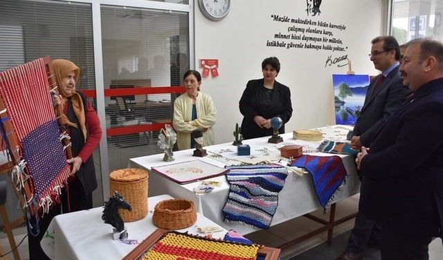 Salihli huzurevi sakinleri hünerlerini sergiledi