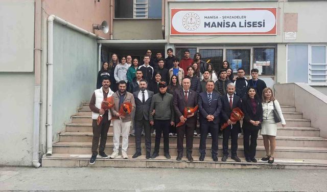 Şehit yakınları ve gaziler Manisa Lisesi'nde gençlerle buluştu