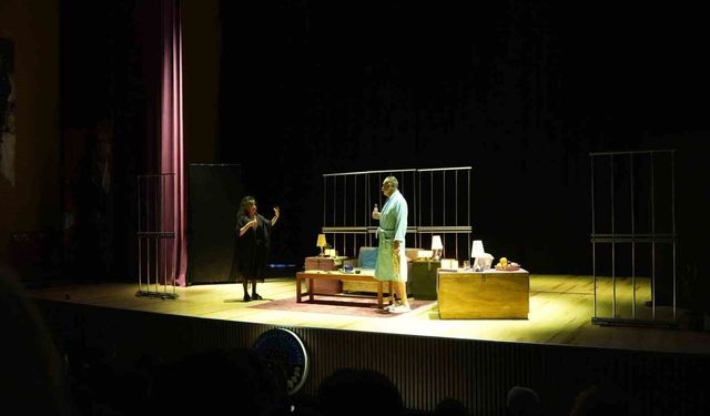 Turgutlu'da 'Aşk-ı Müebbet' oyununa büyük ilgi