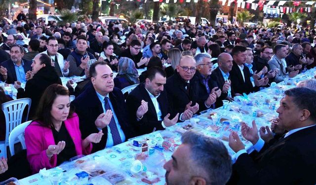 Turgutlu'da yüzlerce kişi iftar sofrasında buluştu
