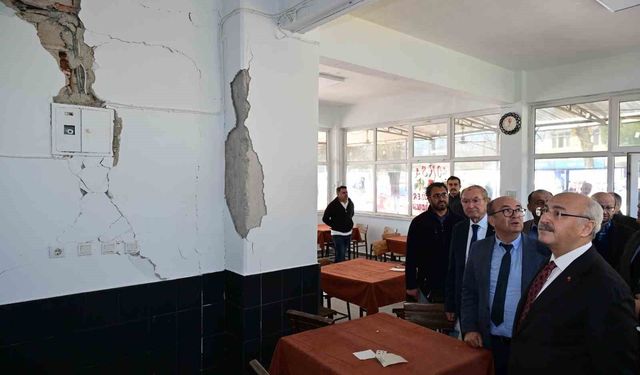 Vali Köşger, 5.1'lik depremin merkez üssü Buldan'da incelemelerde bulundu