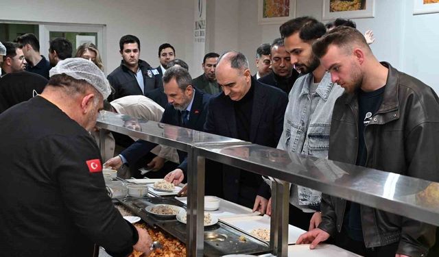 Vali Özkan Manisa CBÜ'lü öğrencilerle iftarda buluştu