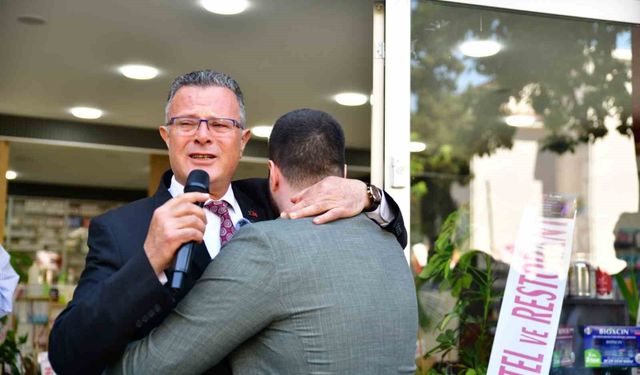 Baba-oğul açılışta gözyaşlarını tutamadı