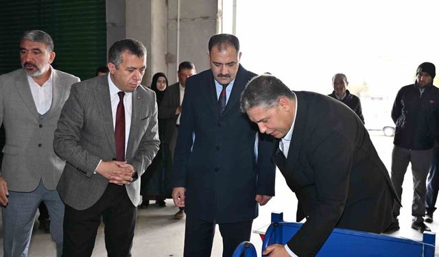 Demirci'de küçükbaş üreticilerine 'Kilitli yemlik' desteği