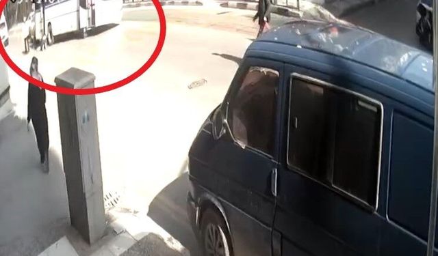 Tamir etmek için altına girdiği minibüsün altında kaldı