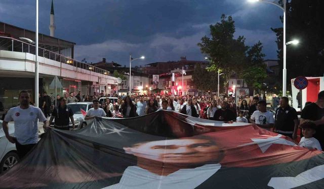 Gençlik coşkusu Sarıgöl sokaklarını aydınlattı