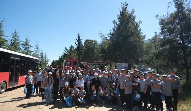Öğrenciler ve protokol el ele çöp topladı