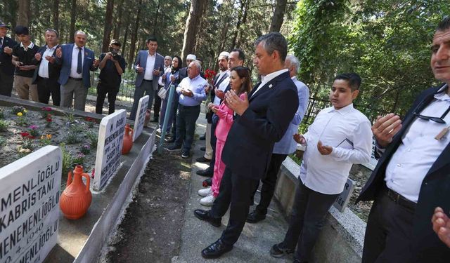 Özgür Özel Manisa'da şehitlik ve Ferdi Zeyrek'in mezarını ziyaret etti