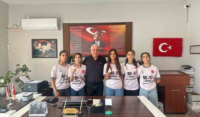 Salihli'nin yıldız güreşçileri Bolu'dan madalyalarla döndü