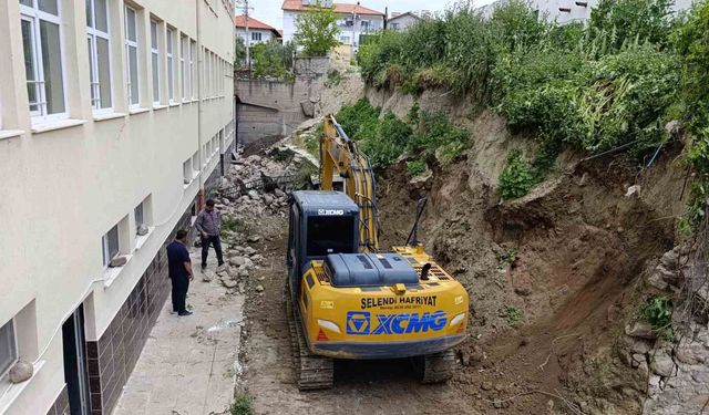 Selendi'de çöken okul duvarında yapım çalışmaları başladı