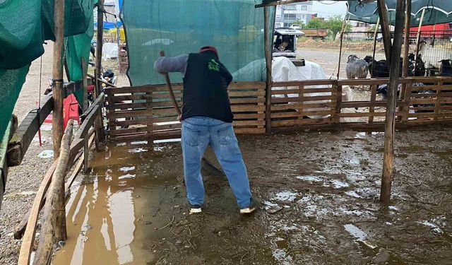 Turgutlu'da sağanak yağış hayatı olumsuz etkiledi
