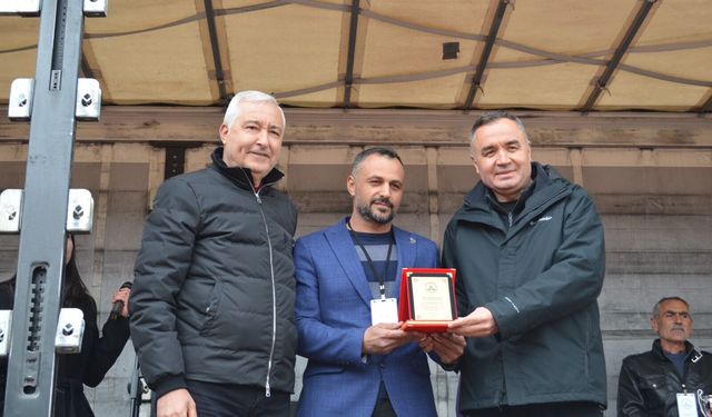 İZMİR KEMALPAŞA’DA BOĞA GÜREŞLERİ COŞKUSU: BİNLERCE KİŞİ SEYRETTİ