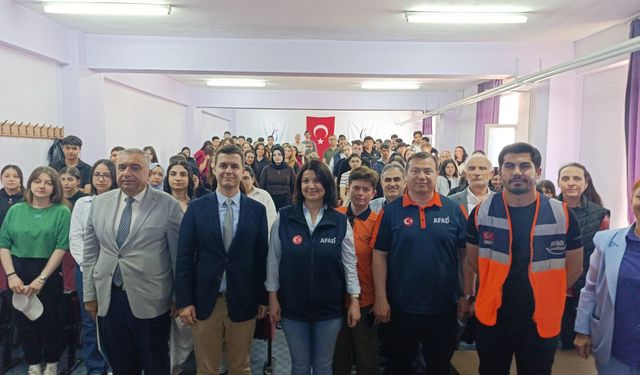 GÖRDES’TE DEPREM SİMÜLASYON TIRI ÖĞRENCİLERLE BULUŞTU
