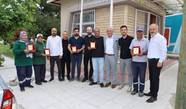 KAZIM KARABEKİR MAHALLE MUHTARI TEKİN AYDIN TEMİZLİK PERSONELLERİNİ ÖDÜLLENDİRDİ