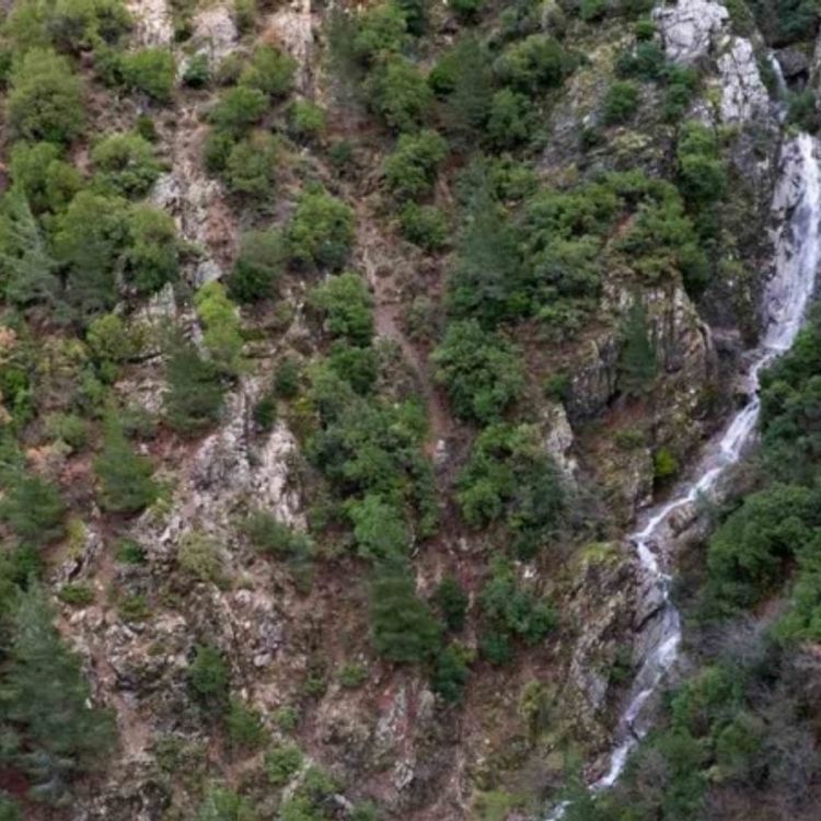 Taşkınlara neden olan yağmurlar kuruyan şelaleyi canlandırdı