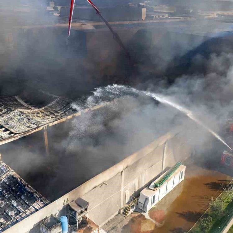 Akhisar'daki fabrika yangını kontrol altına alındı