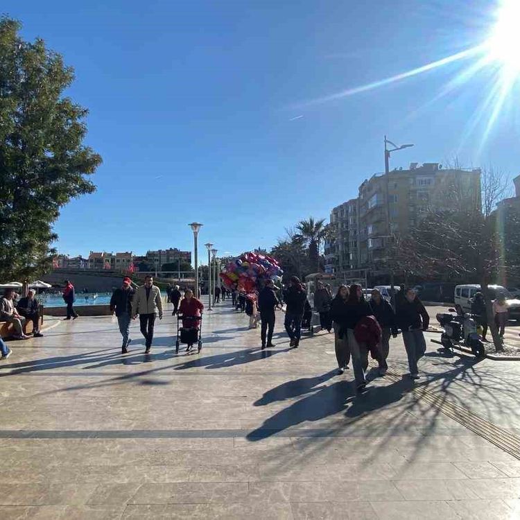 Aydın'da güneş yüzünü gösterdi, çarşıya bahar havası geldi