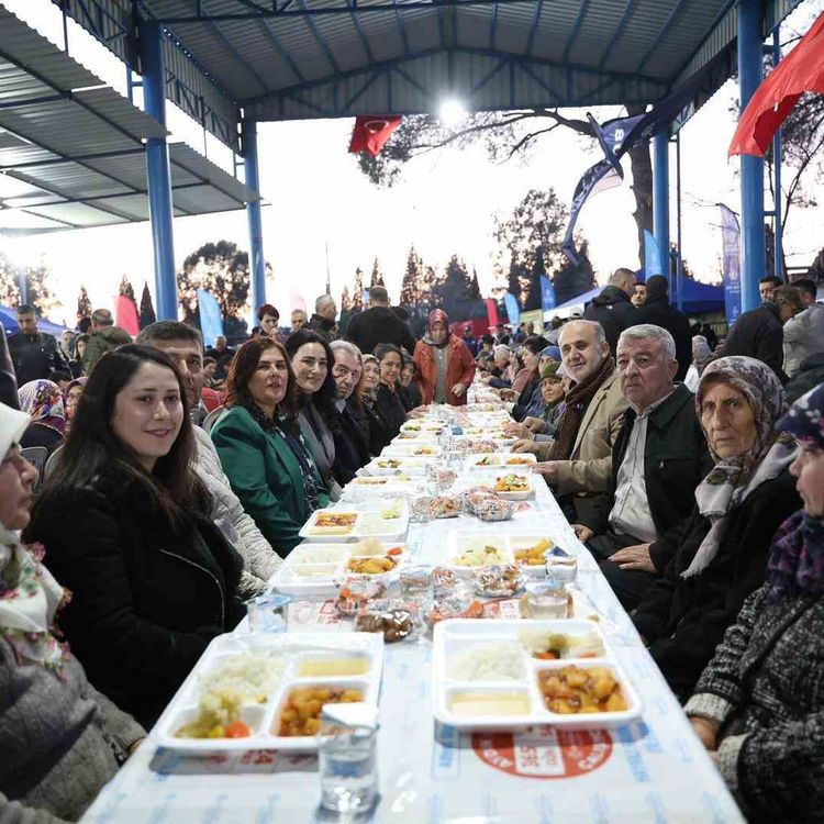 Başkan Çerçioğlu İncirliova'da kurulan iftar sofrasında vatandaşlarla bir araya geldi