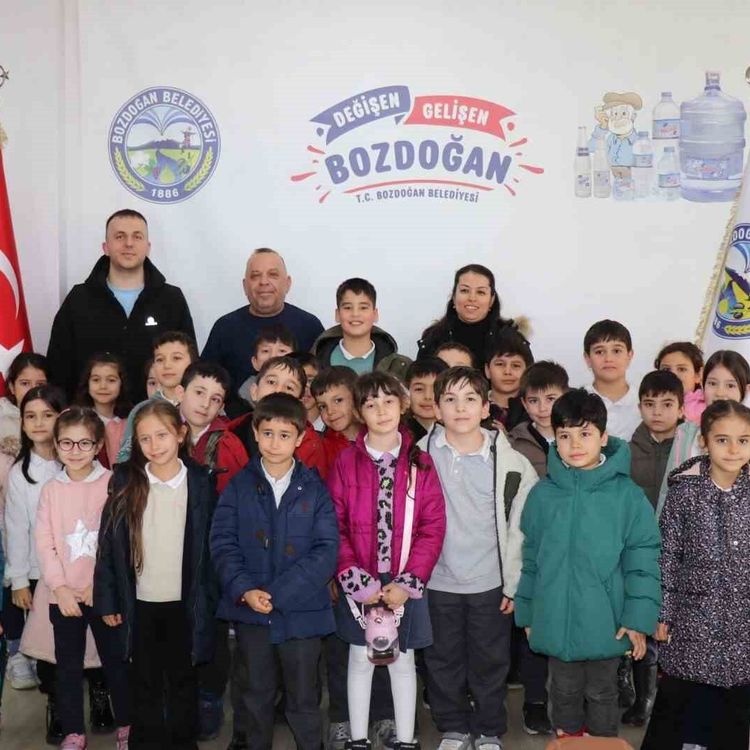 Başkan Özel, minik öğrencilerle bir araya geldi