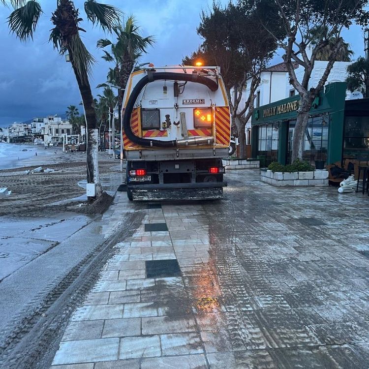 Belediye ekiplerinden fırtına ve yağmur sonrası kapsamlı temizlik