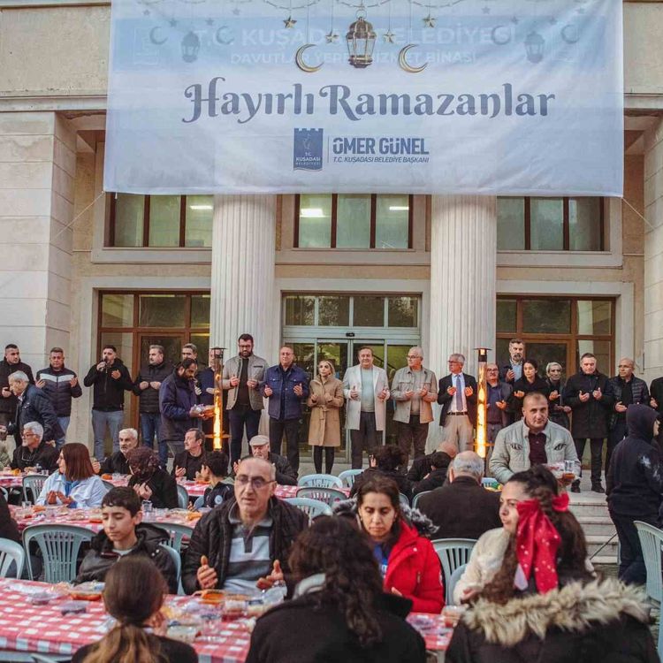 Davutlar'da oruçlar Kuşadası Belediyesi'nin iftar sofrasında açıldı