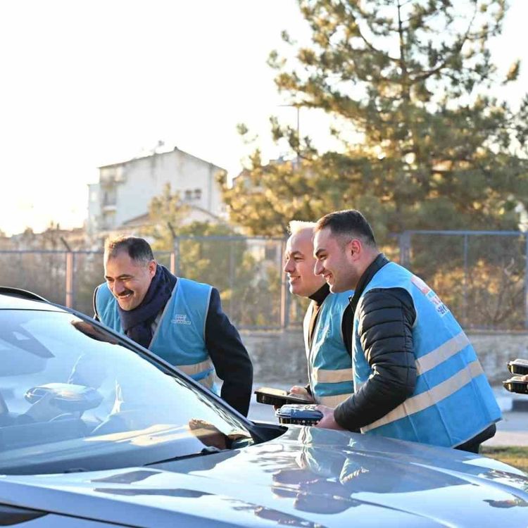 Demirci'de iftar saatine yolda yakalanan sürücülere iftariyelik ikramı