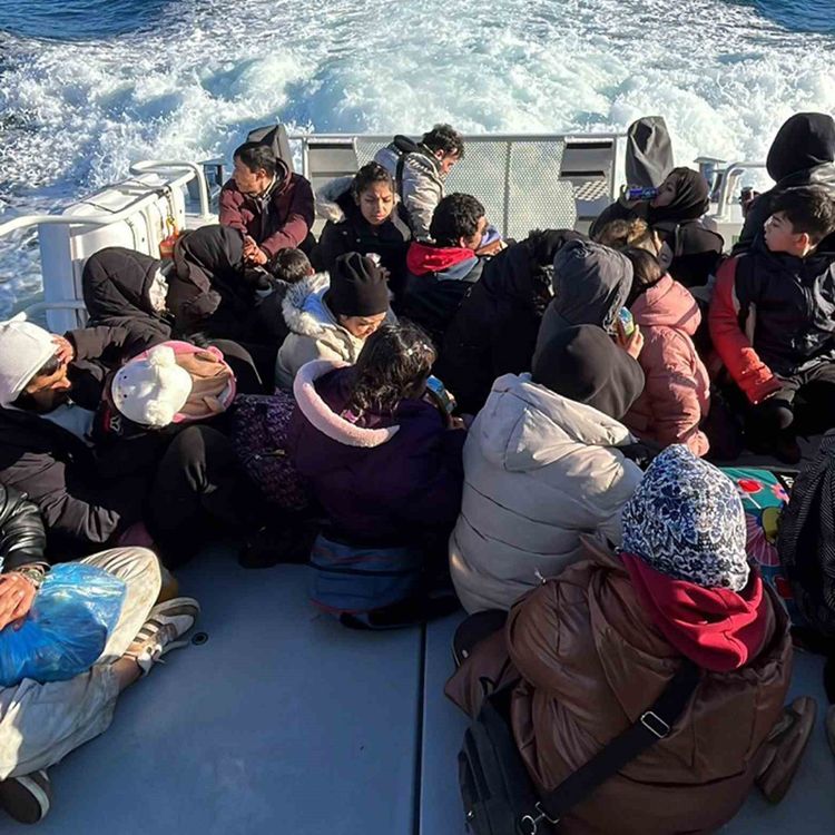 Düzensiz göçmenler karada mahsur kaldı