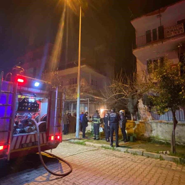 Gece yarısı evden alevler yükseldi, mahalleli sokağa döküldü