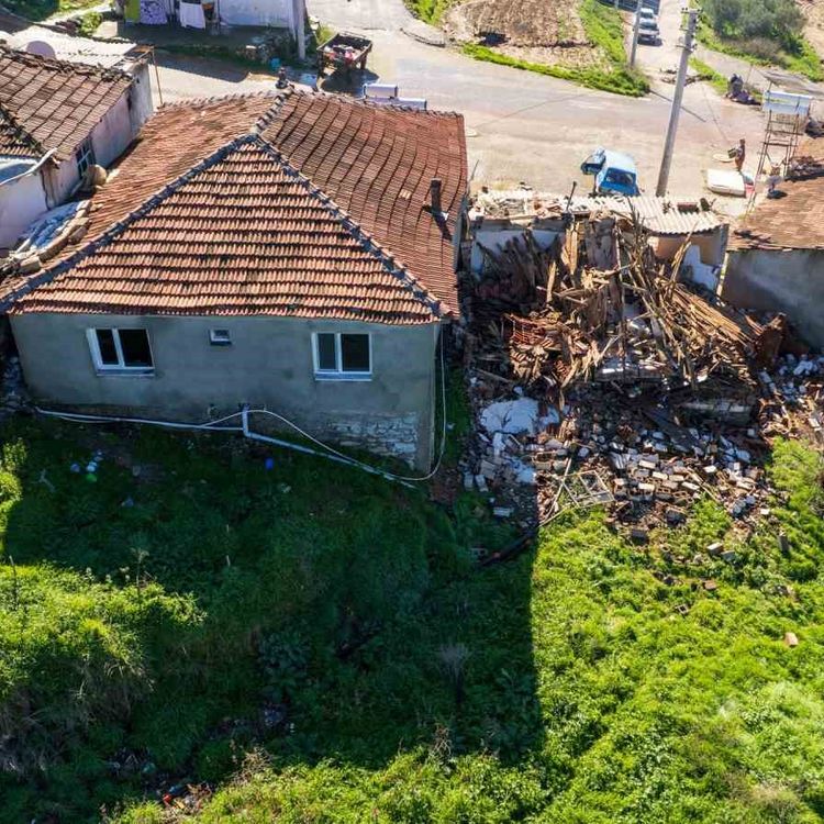 Gölmarmara'da heyelan: 7 ev kullanılamaz hale geldi