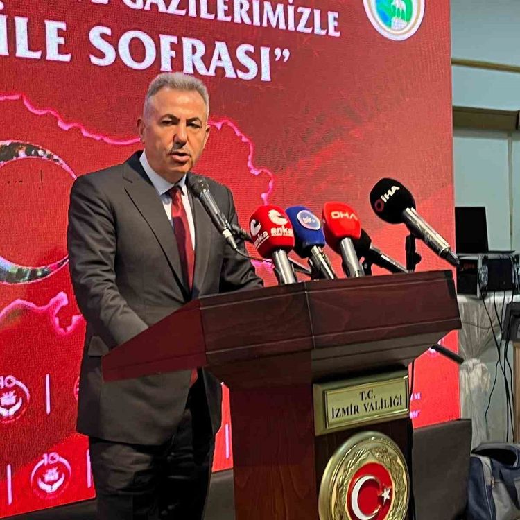 İzmir'de şehit yakınları ve gaziler 'Büyük Aile Sofrası'nda buluştu