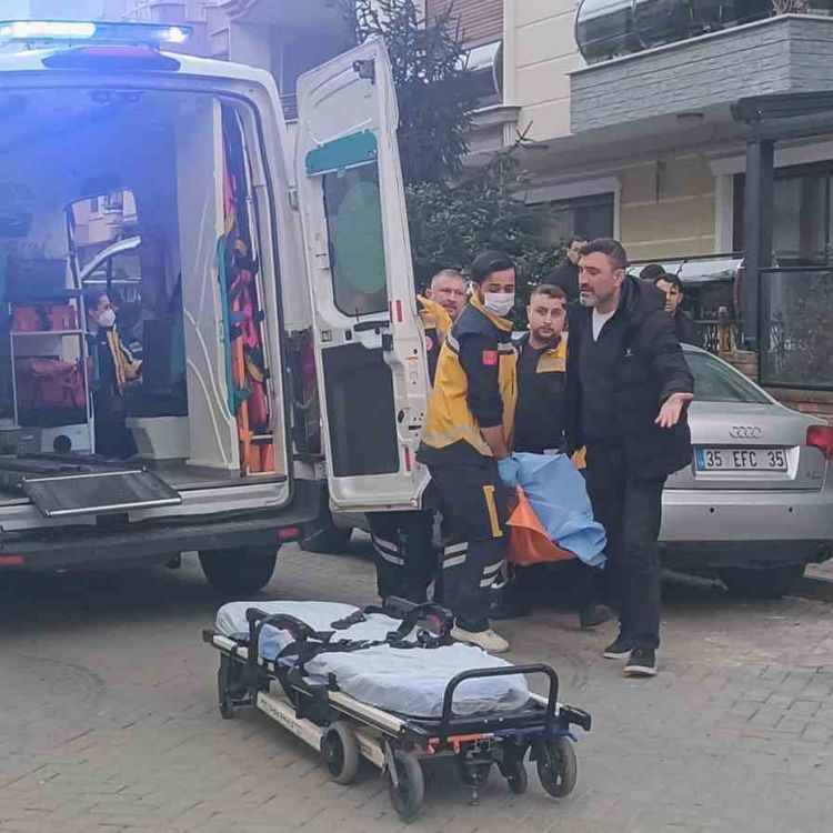 Kocasını evde ölü bulunca baygınlık geçirdi: Yakınları ulaşamayınca itfaiyeyi aradı