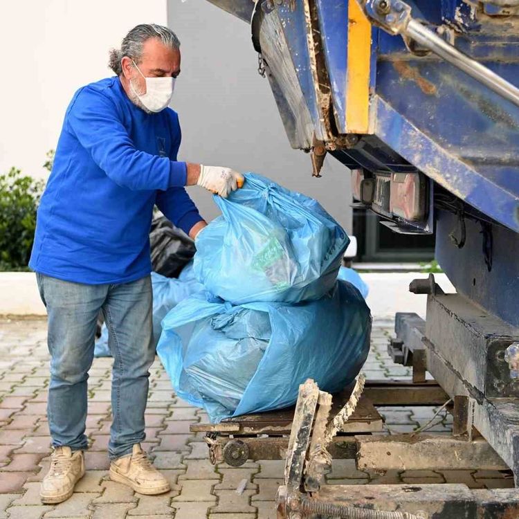 Kuşadası'nda geri dönüştürülebilir atıklar toplandı