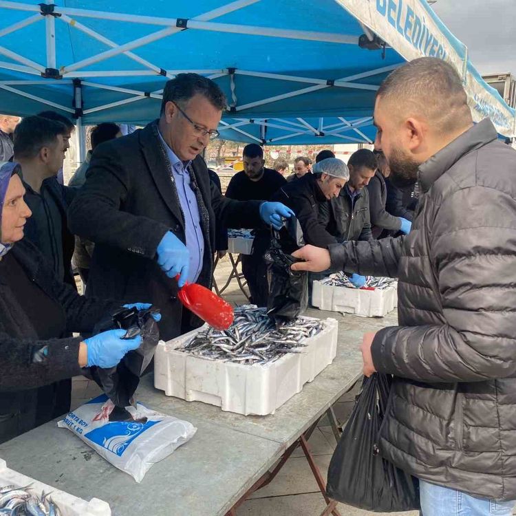 Manisa'da belediyenin ikramı 8 ton hamsi 1 saatte tükendi