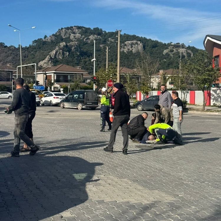 Marmaris'te otomobil yayaya çarptı, sürücü gözaltına alındı