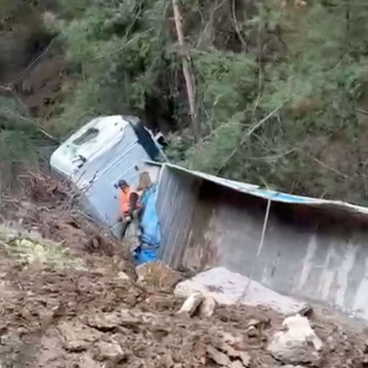 Milas'ta tır şarampole devrildi: 1 yaralı