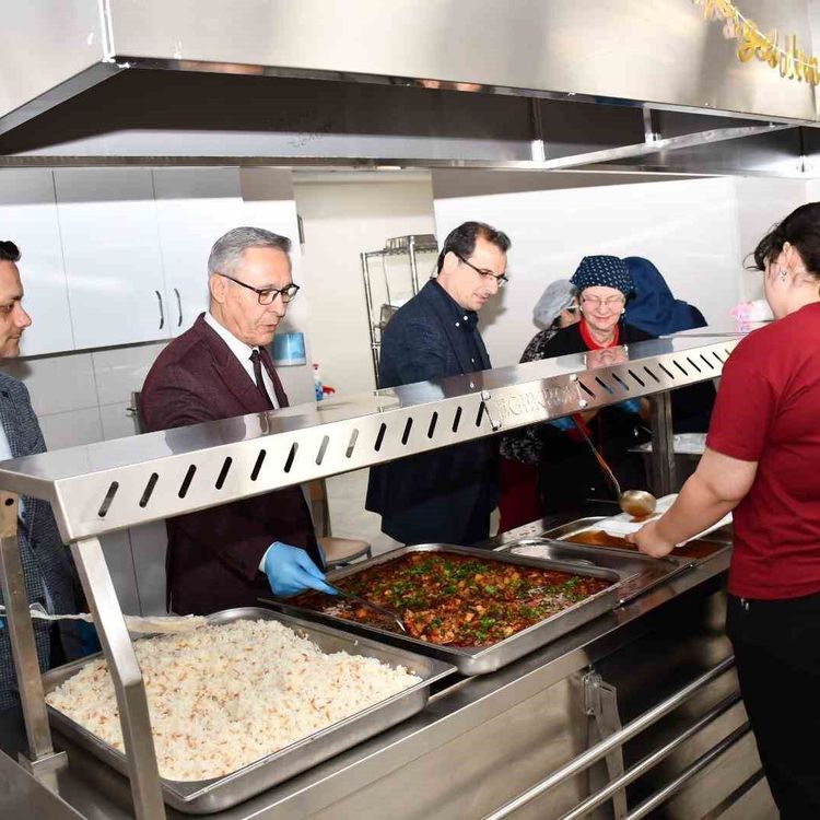 Salihli Kaymakamı Güldoğan, öğrencilerle iftar yaptı