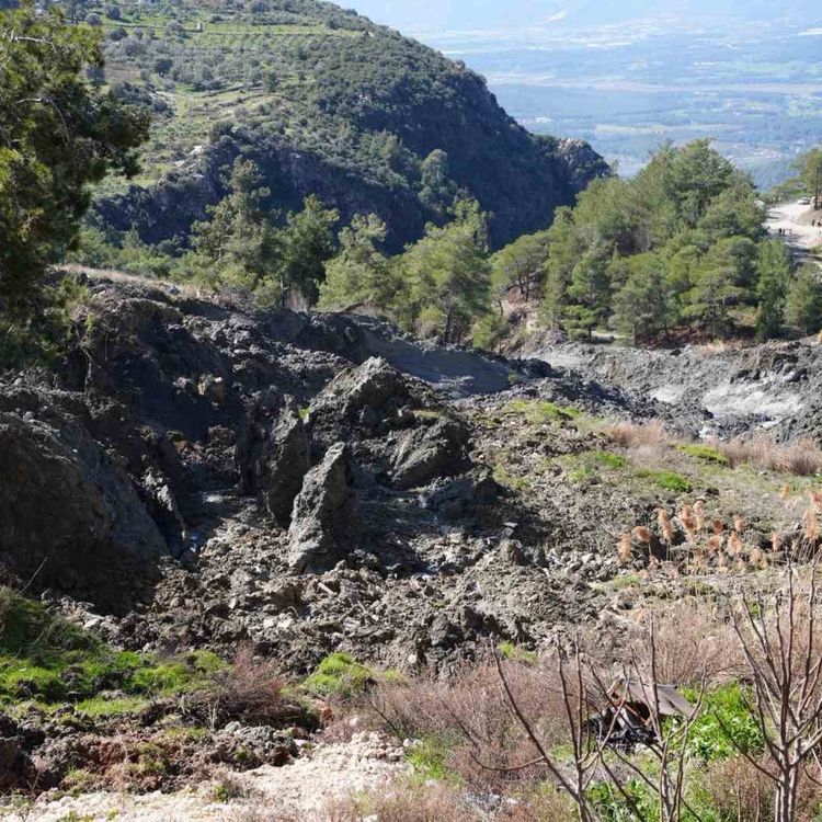 Seydikemer'de heyelan nedeniyle yol kapandı