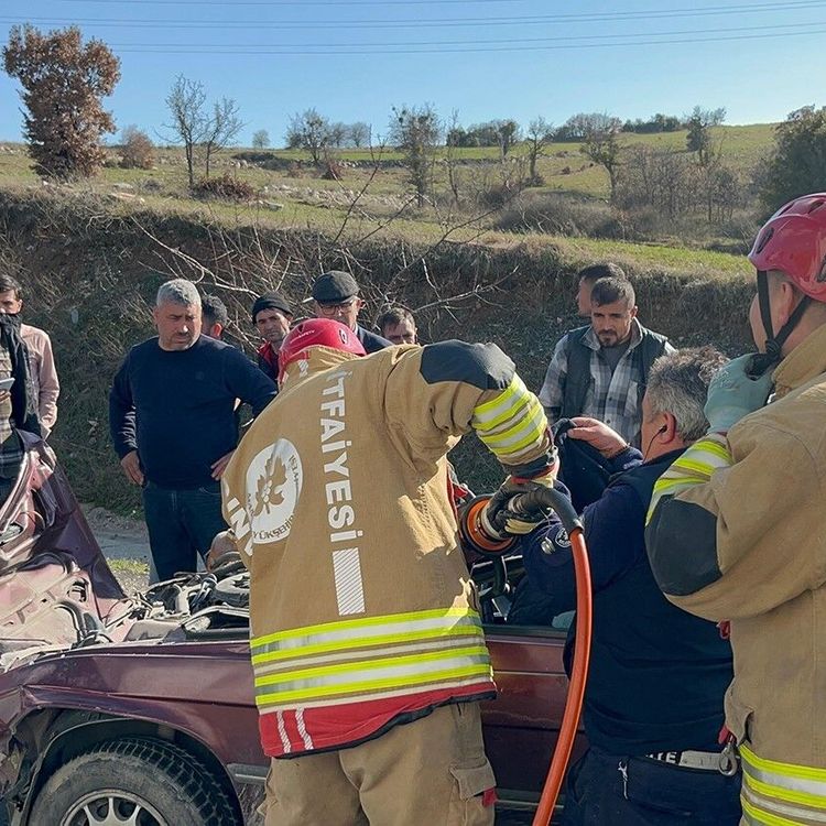 Tıra çarpan otomobil hurdaya döndü: Sürücü şans eseri kurtuldu