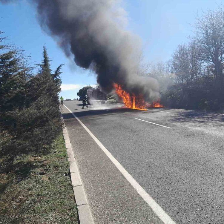 Uşak'ta yangın çıkan cip küle döndü