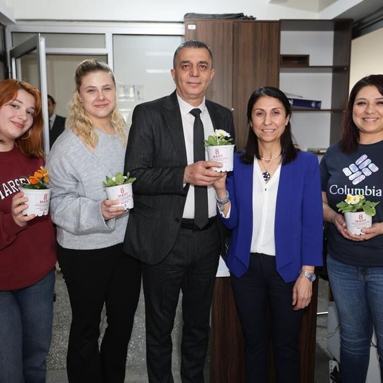 BAŞKAN ŞİMŞEK’TEN KADIN PERSONELE 8 MART ÇİÇEĞİ