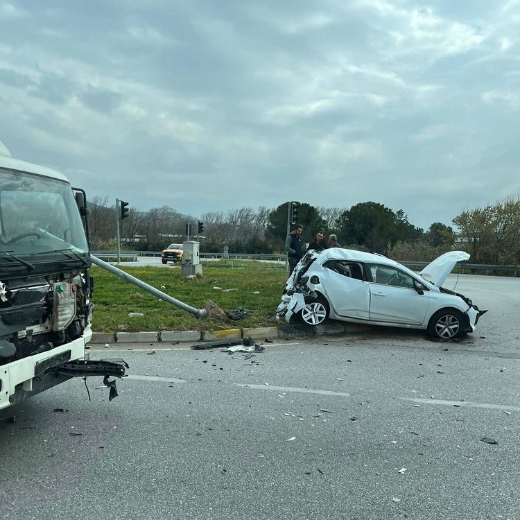 Akhisar'da OSB kavşağında trafik kazası: 1 yaralı
