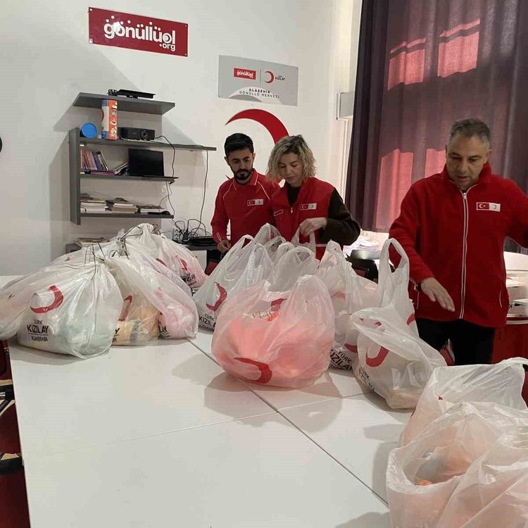 Alaşehir'de Kızılay'dan çocuklara bayram hediyesi