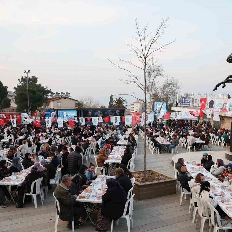Alaşehir'de yüzlerce kişi iftarda buluştu