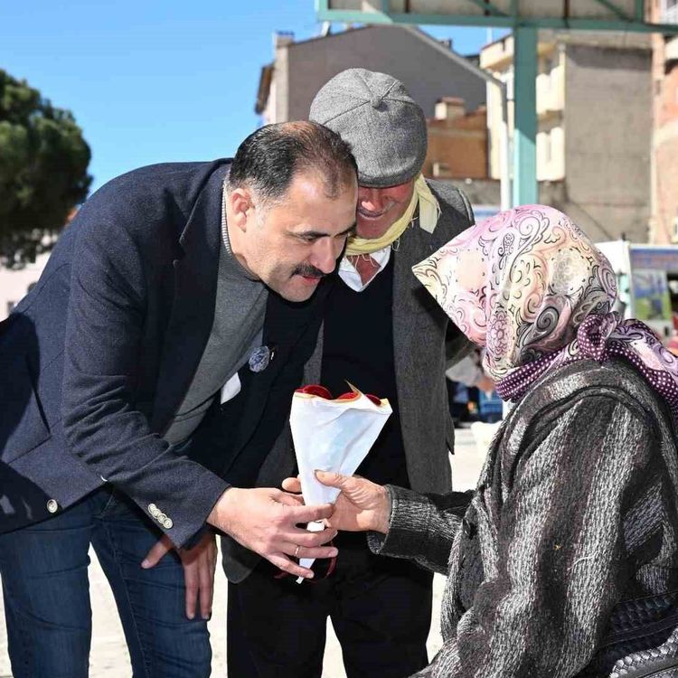 Başkan Kara'dan emekçi kadınlara ve sağlık çalışanlarına çiçek