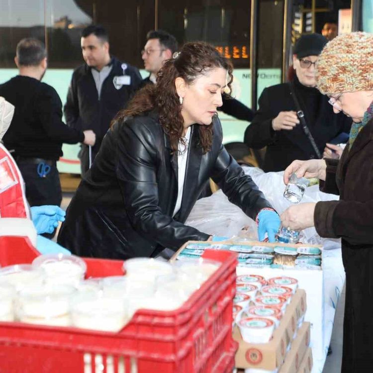 Hastane önünde iftar yemeği dağıtıldı