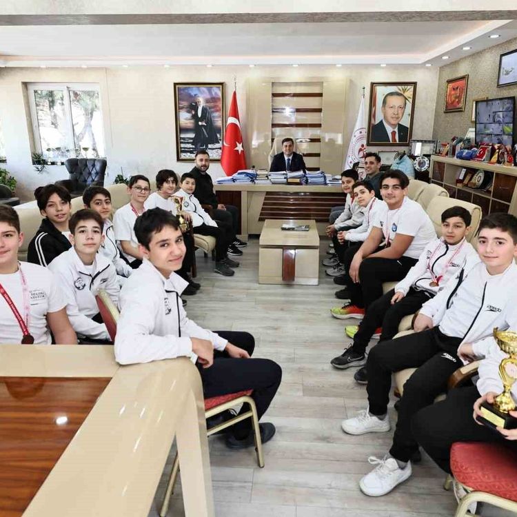 İl Müdürü Yunus Öztürk, su topu sporcularını tebrik etti