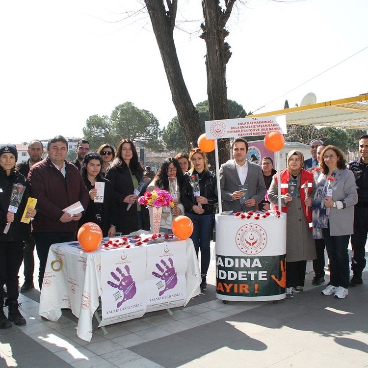 Kadınlara karanfil dağıtıldı, KADES uygulaması tanıtıldı