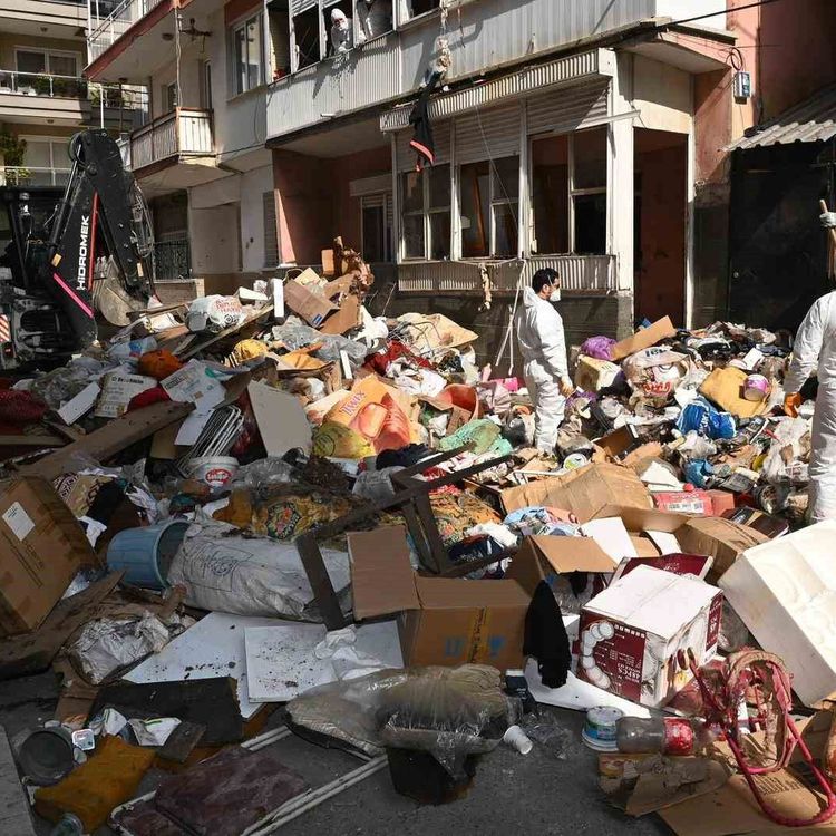 Karabağlar'da çöp evden 12 kamyon atık çıkarıldı