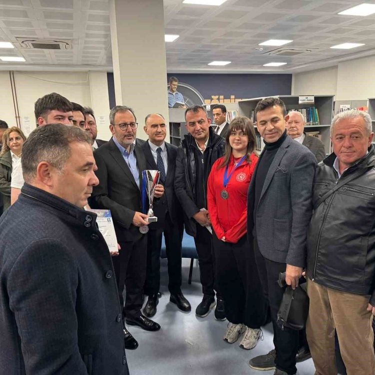 Kasapoğlu ve Özkan'dan Alaşehirli öğrencilere tebrik